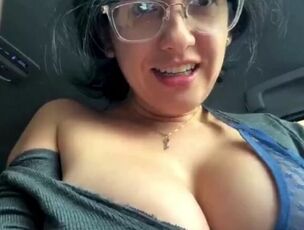 Hefty knockers and fuckbox showcasing in the car
